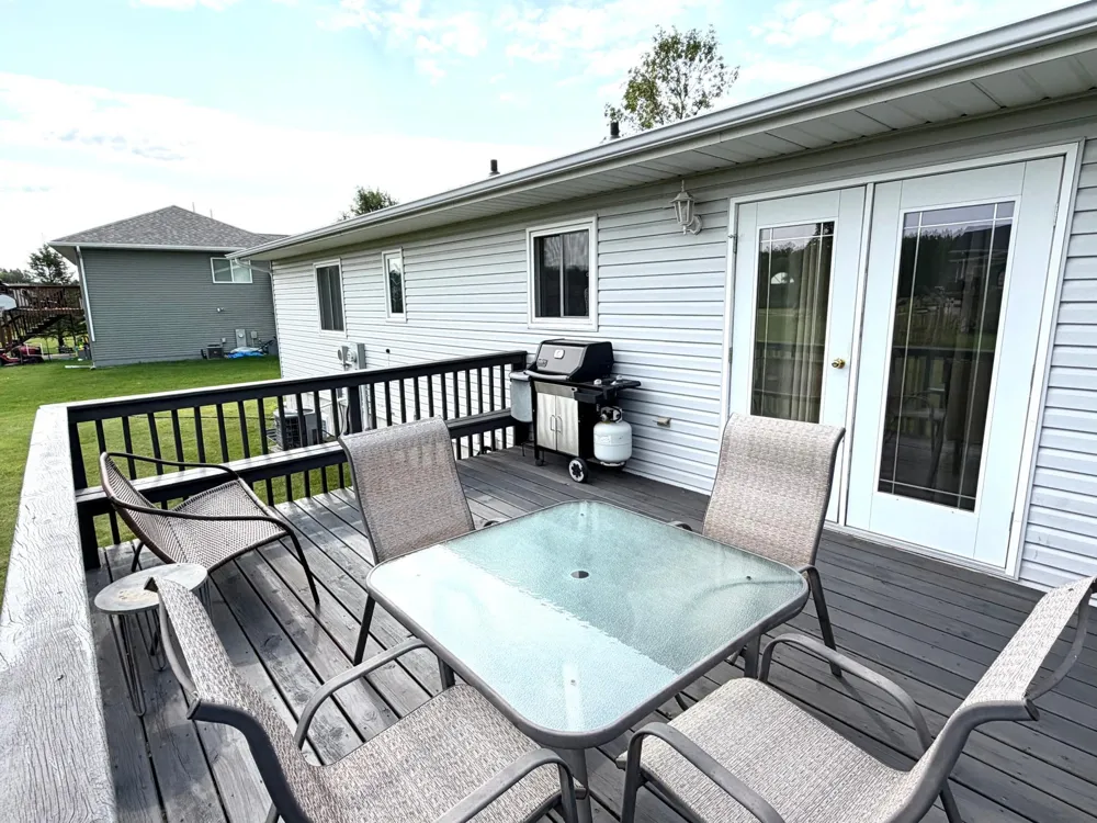 407 Oak Crest Boulevard Roseau, MN 56751