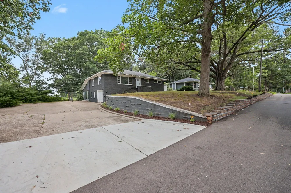 16597 152nd Avenue Spring Lake, MI 49456
