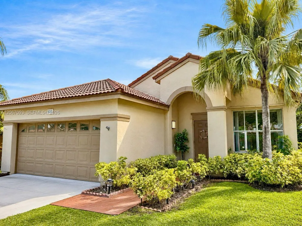 825 Falling Water Rd Weston, FL 33326