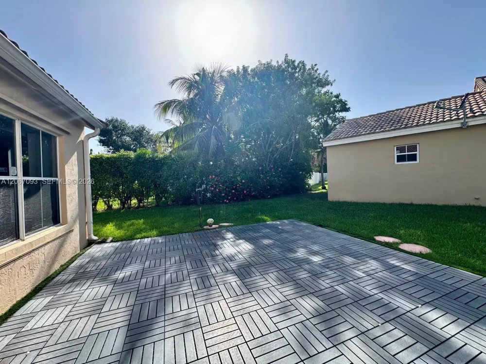 825 Falling Water Rd Weston, FL 33326