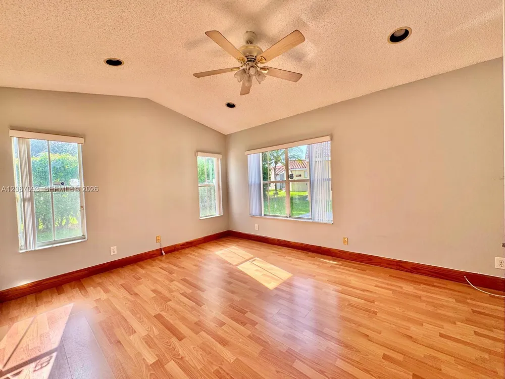 825 Falling Water Rd Weston, FL 33326