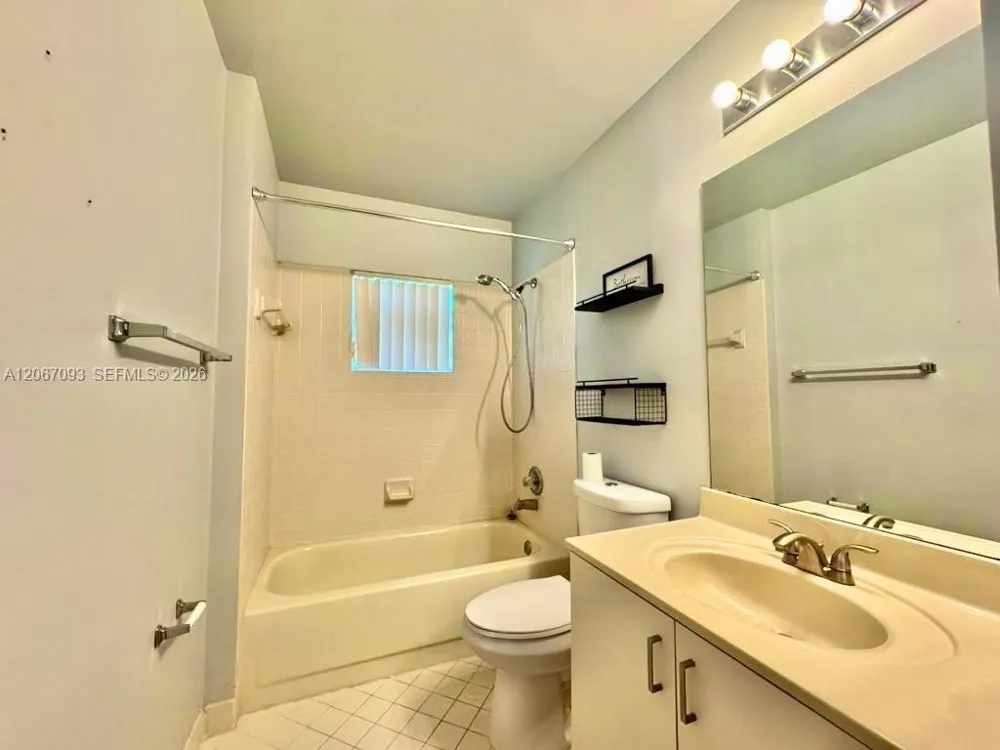 825 Falling Water Rd Weston, FL 33326
