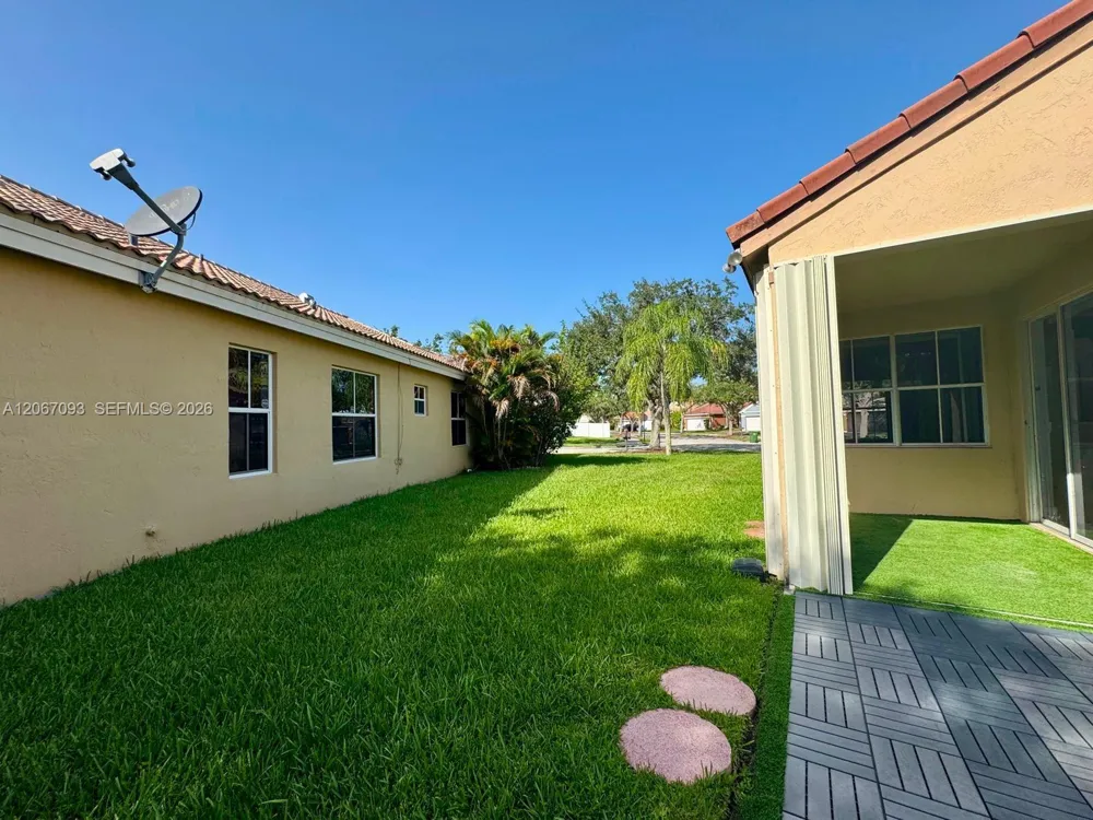 825 Falling Water Rd Weston, FL 33326