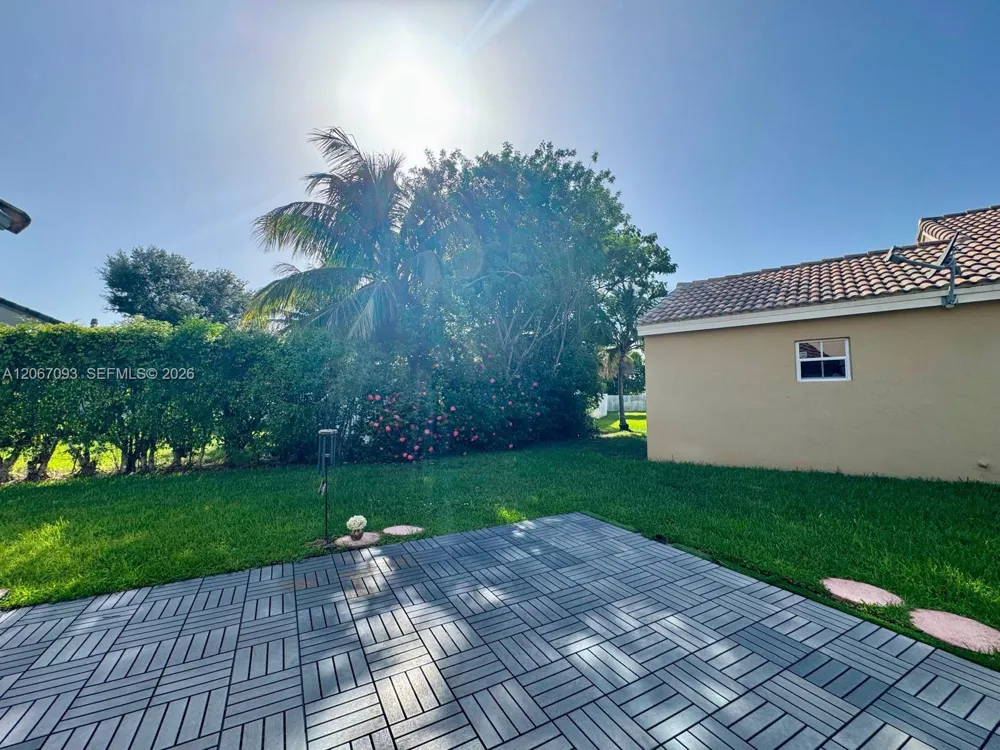 825 Falling Water Rd Weston, FL 33326
