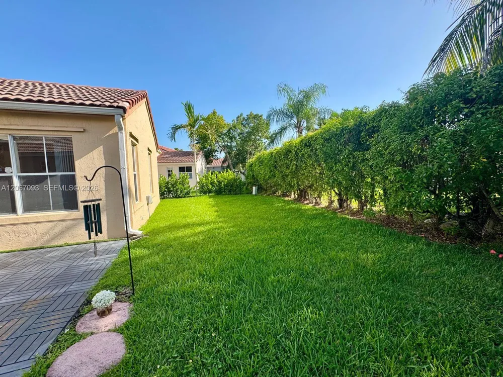825 Falling Water Rd Weston, FL 33326