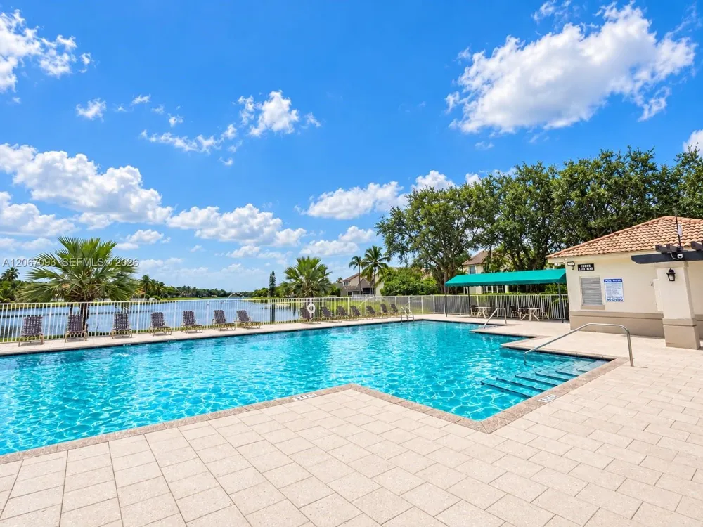 825 Falling Water Rd Weston, FL 33326