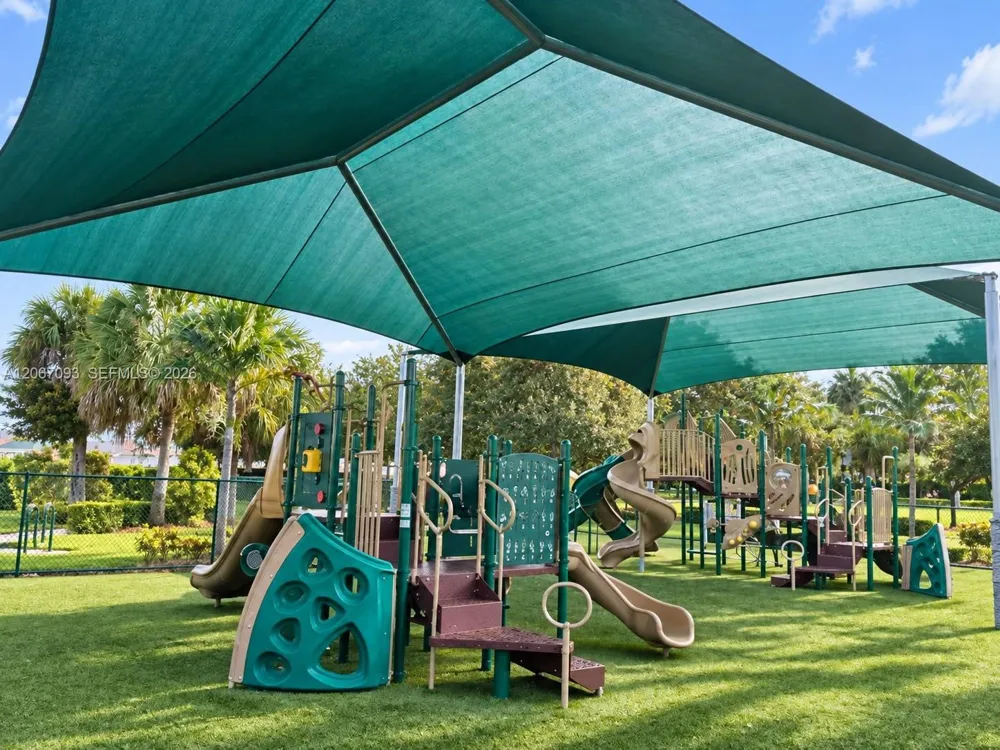 825 Falling Water Rd Weston, FL 33326