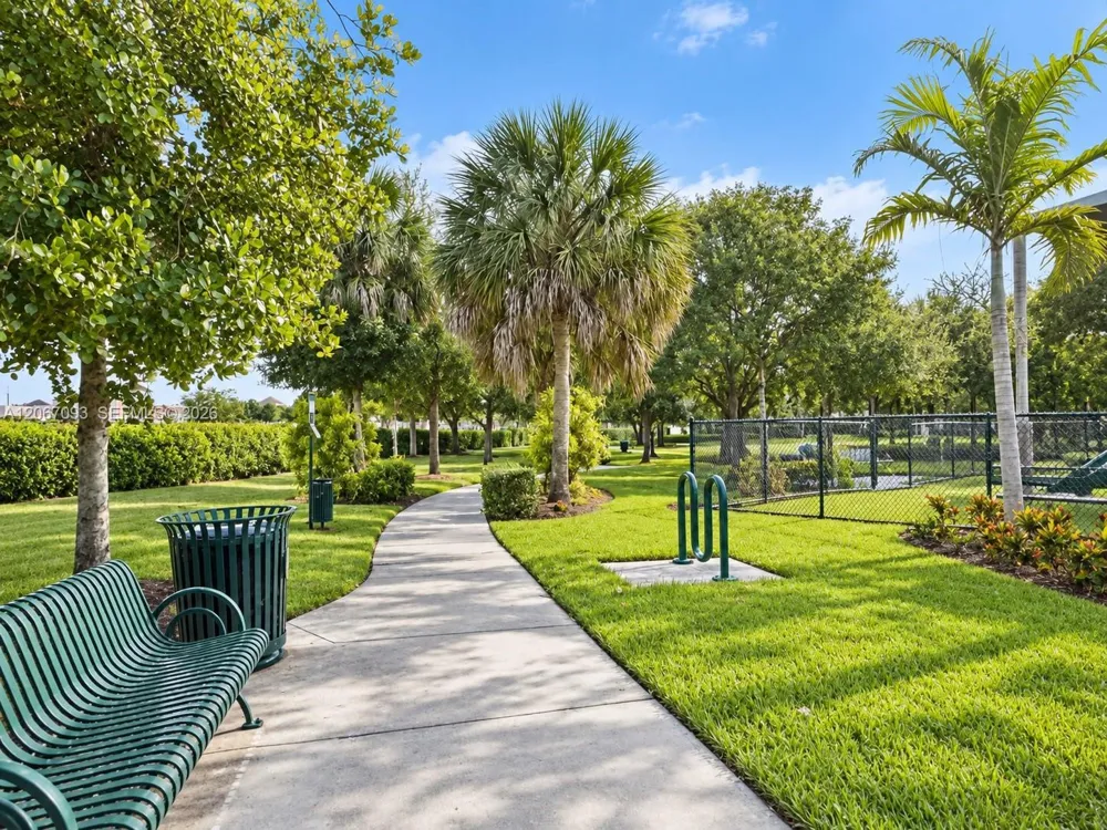 825 Falling Water Rd Weston, FL 33326