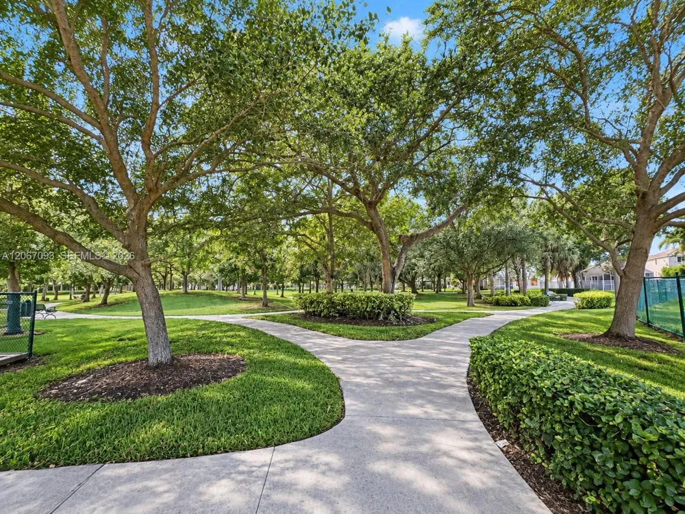 825 Falling Water Rd Weston, FL 33326