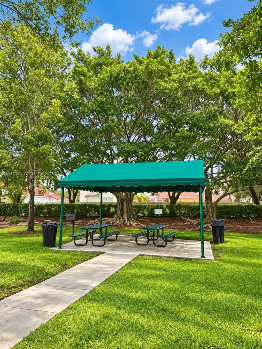 825 Falling Water Rd Weston, FL 33326