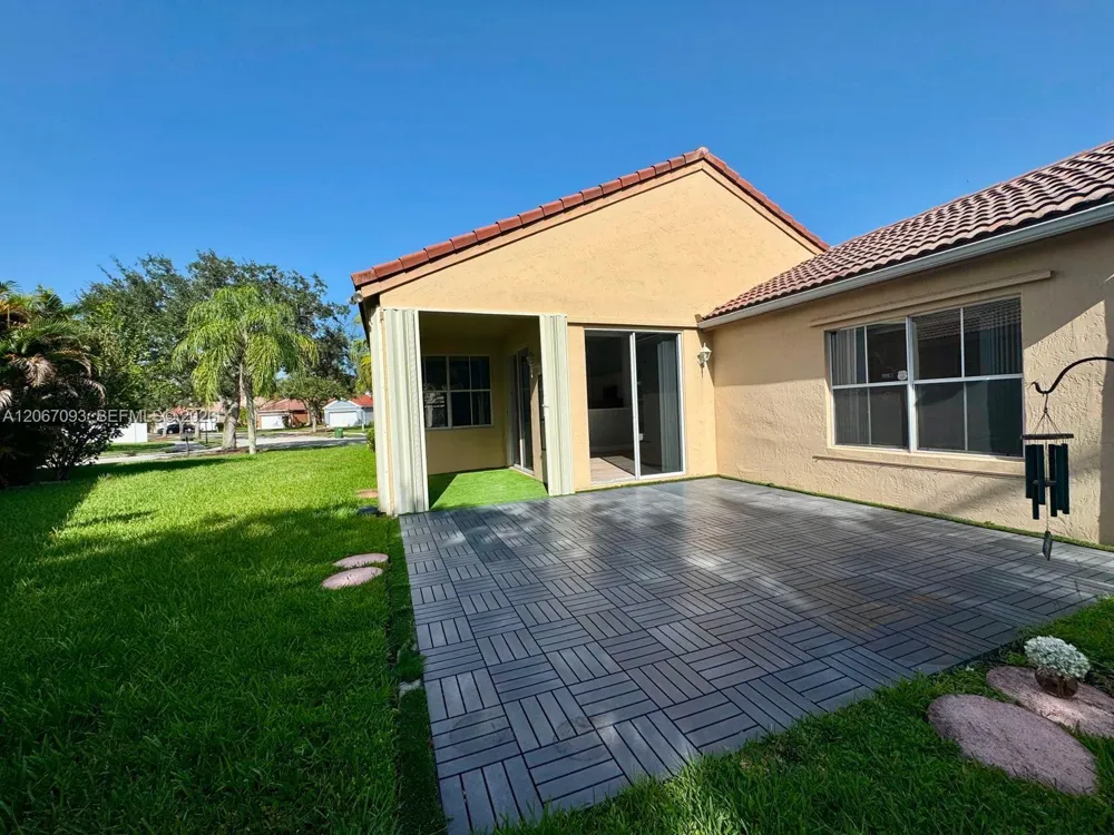 825 Falling Water Rd Weston, FL 33326