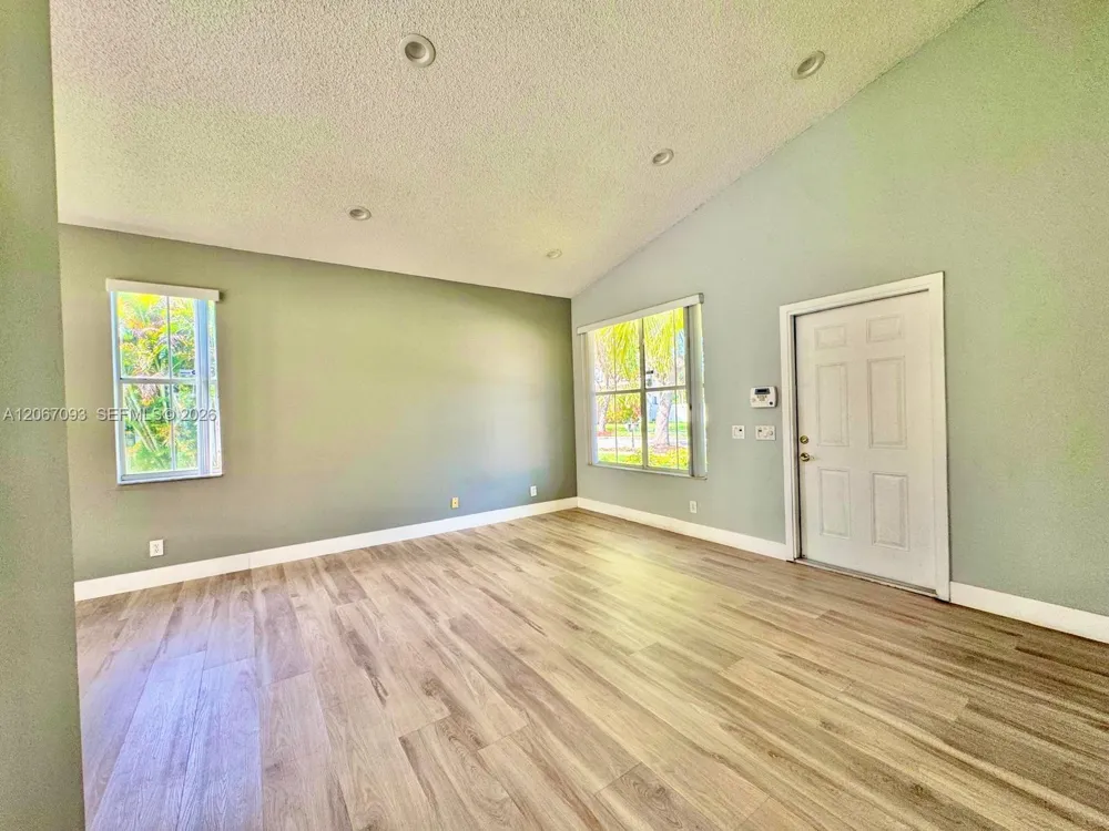 825 Falling Water Rd Weston, FL 33326