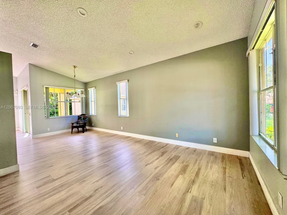 825 Falling Water Rd Weston, FL 33326