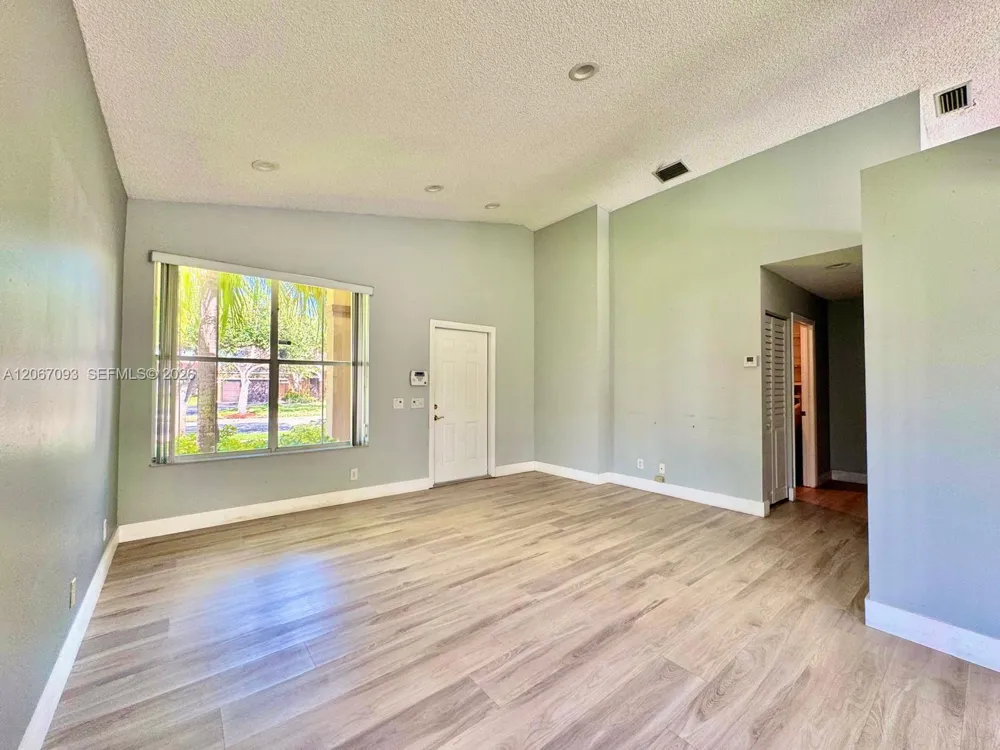 825 Falling Water Rd Weston, FL 33326