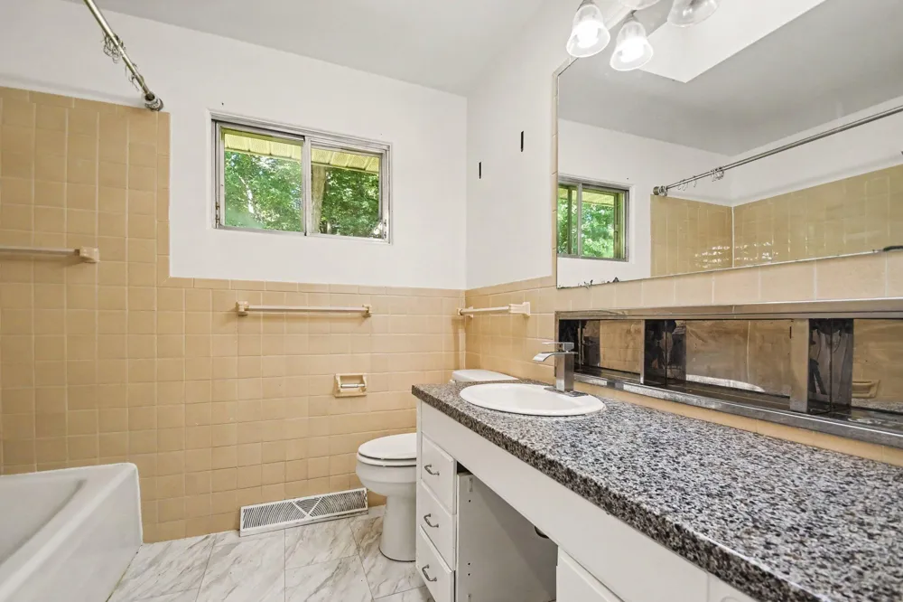 8486 S Hillcrest Drive Berrien Springs, MI 49103
