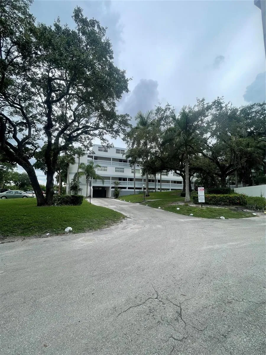 3301 SPANISH MOSS TERRACE #610 Lauderhill, FL 33319