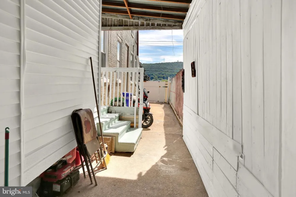 916 6TH STREET Reading, PA 19601