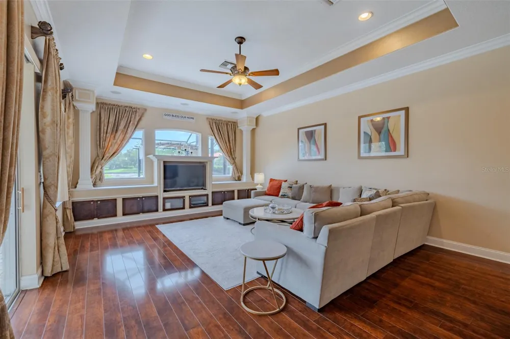 8016 CYPRESS CROSSING COURT Tampa, FL 33647