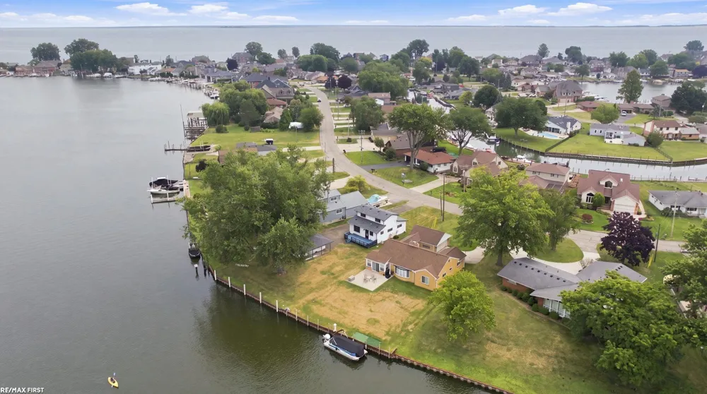 38127 Huron Pointe Drive Harrison Charter Township, MI 48045