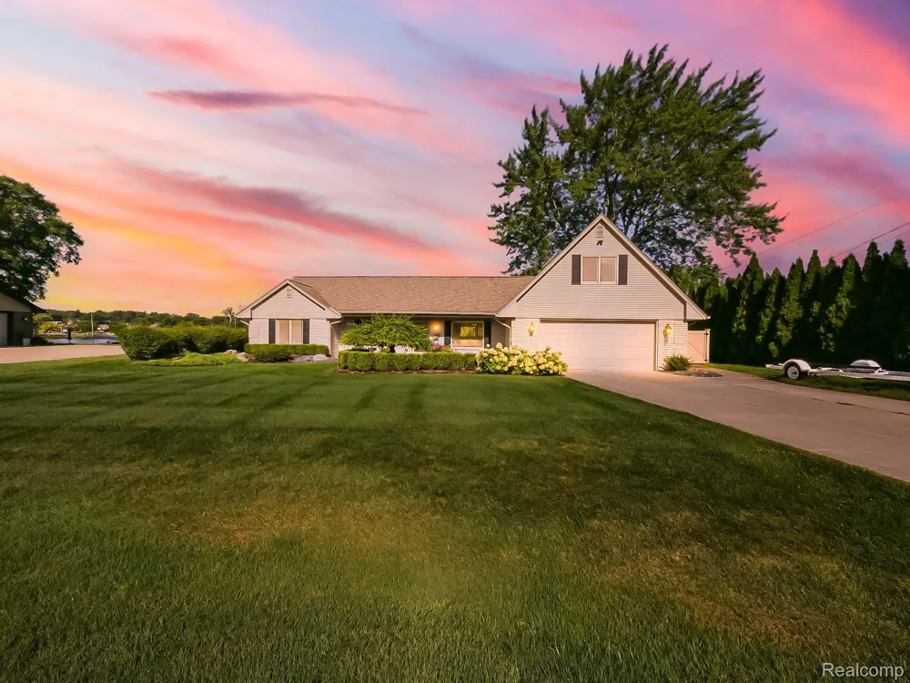 4977 Wavewood Drive Commerce Charter Township, MI 48382