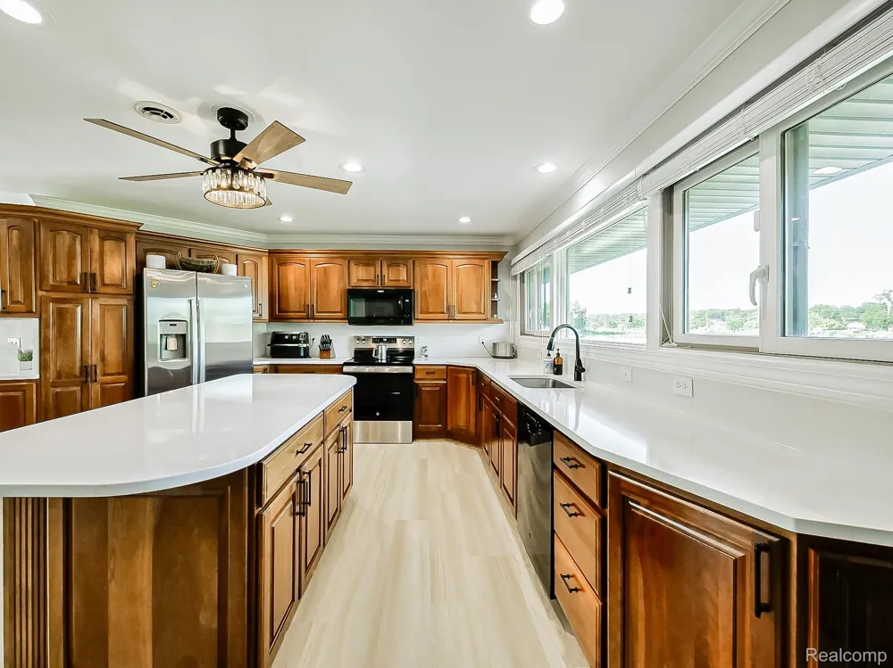 4977 Wavewood Drive Commerce Charter Township, MI 48382