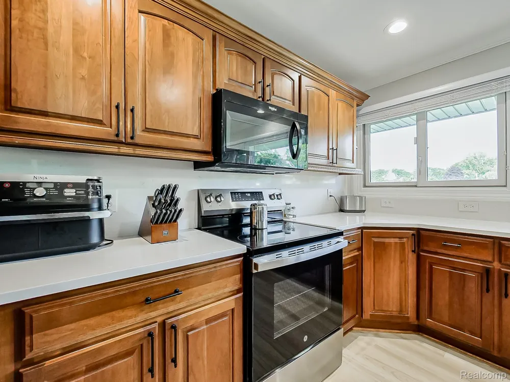 4977 Wavewood Drive Commerce Charter Township, MI 48382