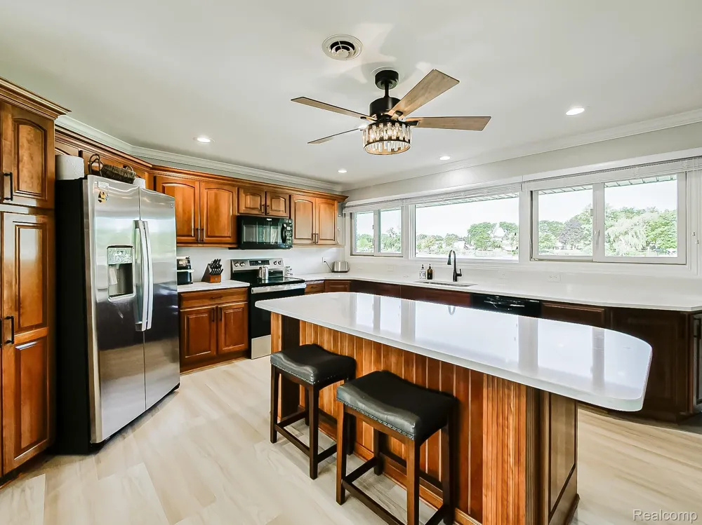 4977 Wavewood Drive Commerce Charter Township, MI 48382