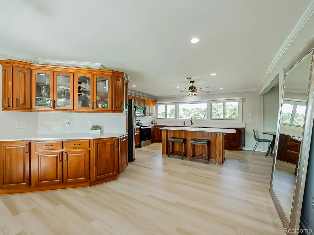 4977 Wavewood Drive Commerce Charter Township, MI 48382
