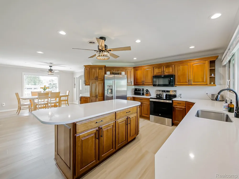 4977 Wavewood Drive Commerce Charter Township, MI 48382