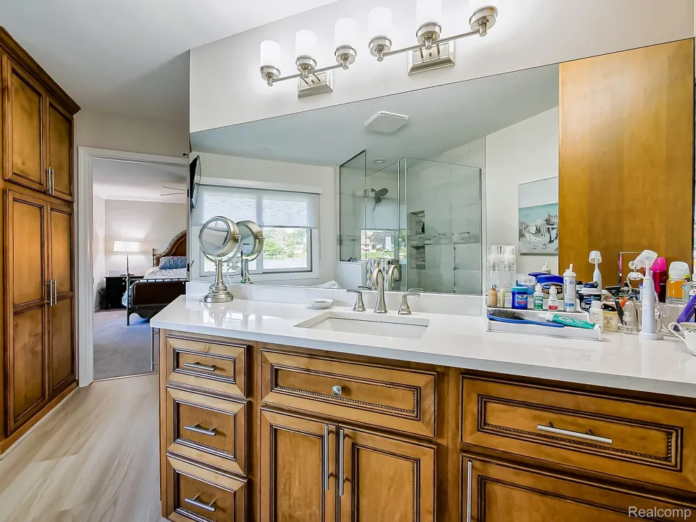 4977 Wavewood Drive Commerce Charter Township, MI 48382