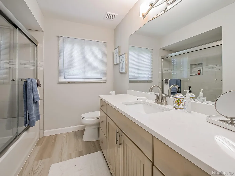4977 Wavewood Drive Commerce Charter Township, MI 48382