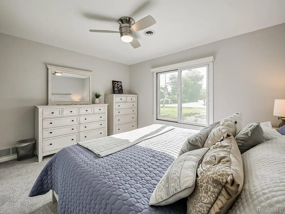 4977 Wavewood Drive Commerce Charter Township, MI 48382