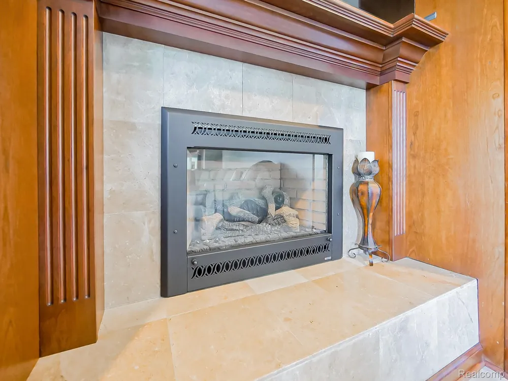 4977 Wavewood Drive Commerce Charter Township, MI 48382