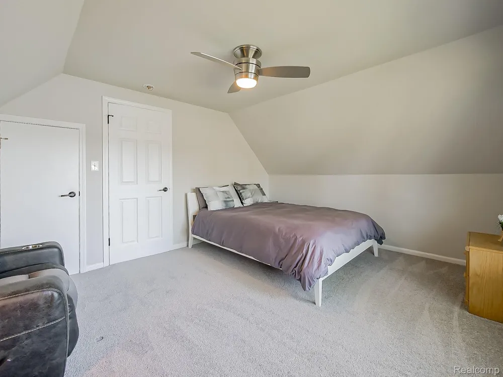 4977 Wavewood Drive Commerce Charter Township, MI 48382