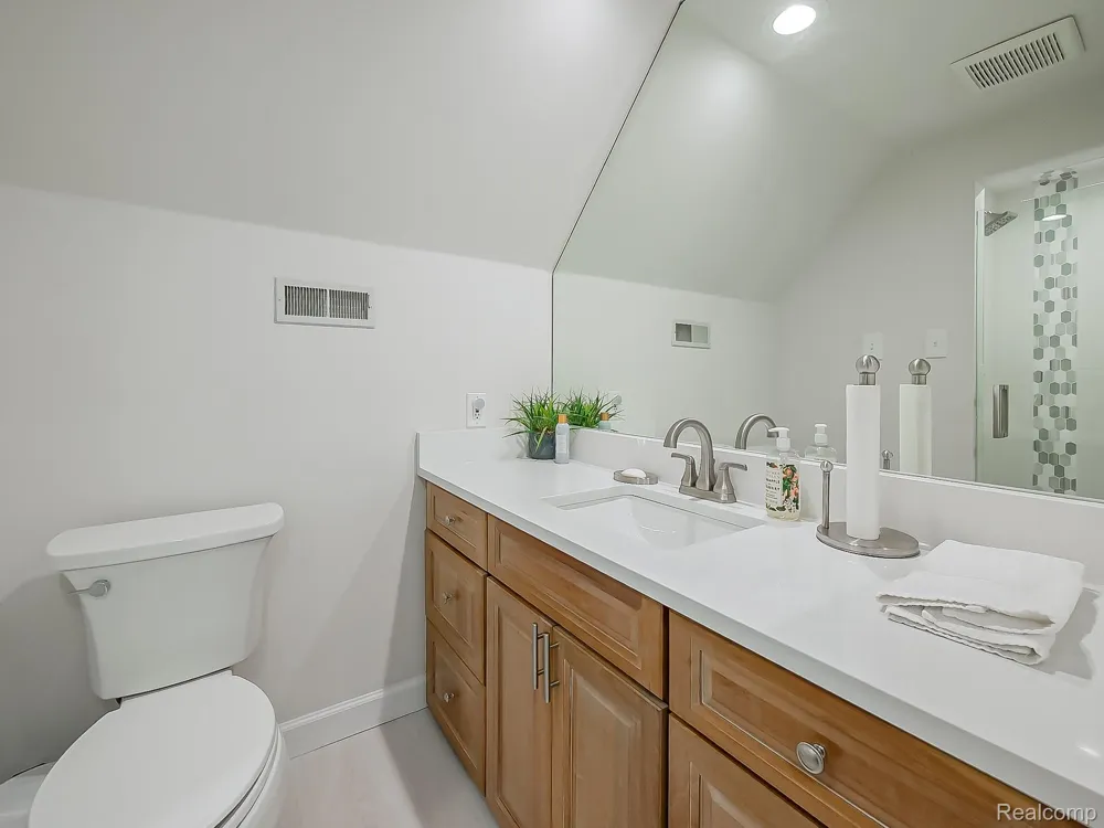 4977 Wavewood Drive Commerce Charter Township, MI 48382