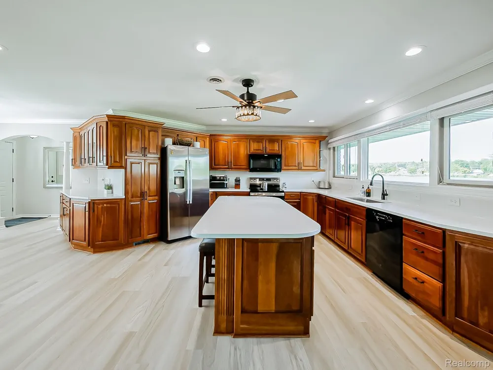 4977 Wavewood Drive Commerce Charter Township, MI 48382
