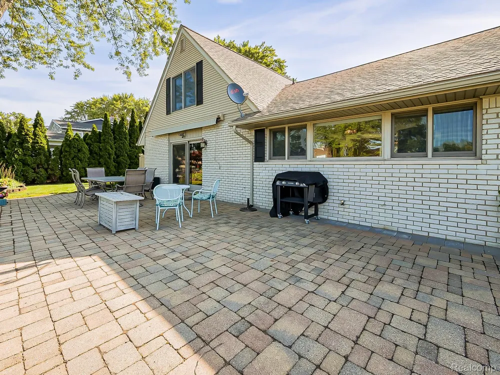 4977 Wavewood Drive Commerce Charter Township, MI 48382