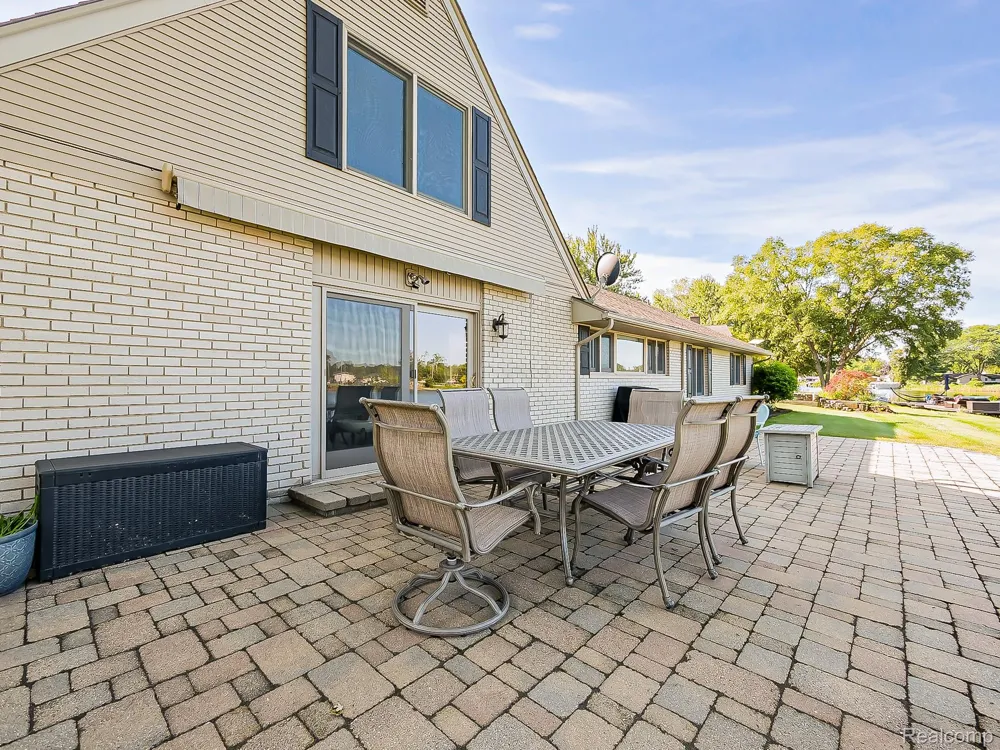 4977 Wavewood Drive Commerce Charter Township, MI 48382