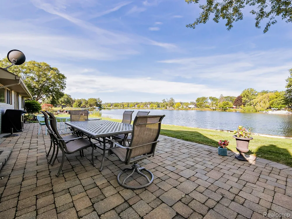 4977 Wavewood Drive Commerce Charter Township, MI 48382