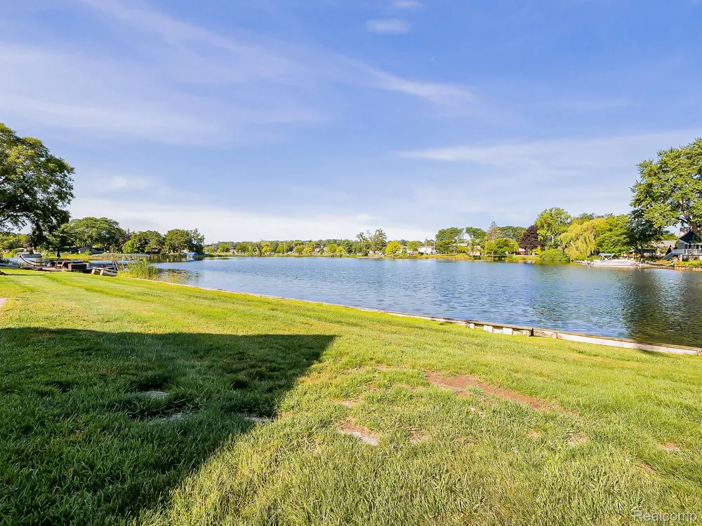 4977 Wavewood Drive Commerce Charter Township, MI 48382