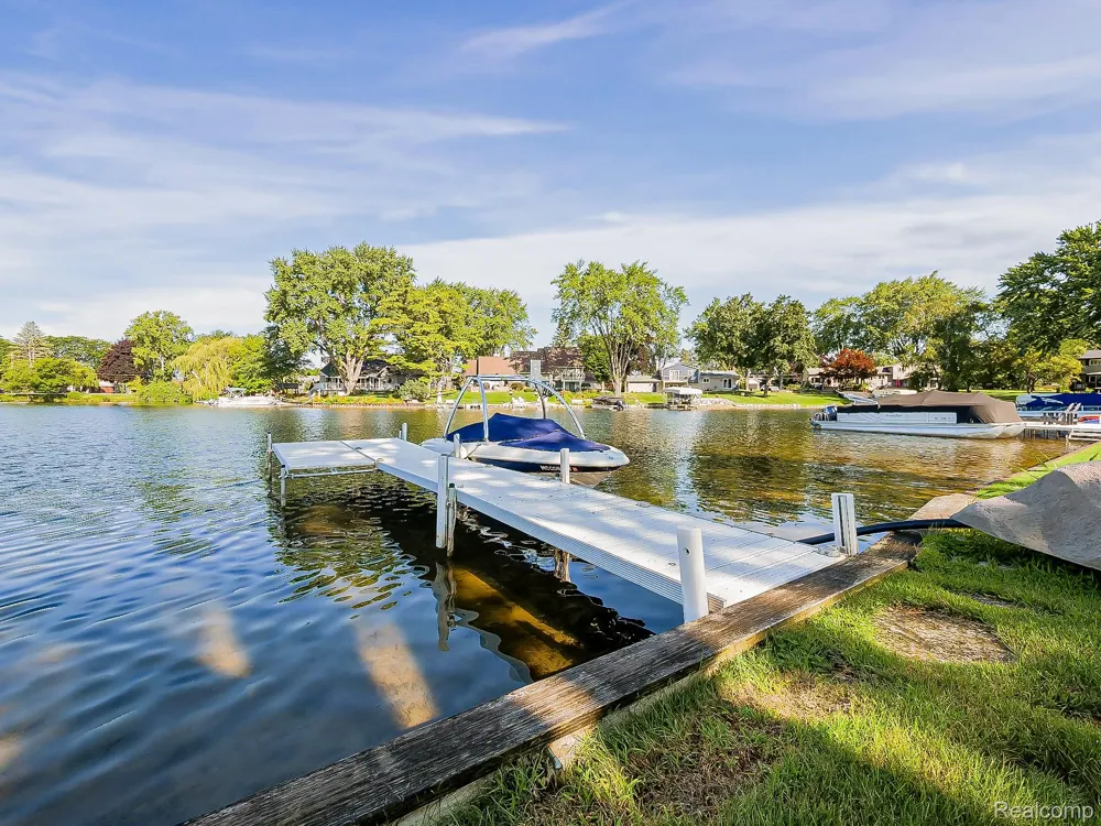 4977 Wavewood Drive Commerce Charter Township, MI 48382