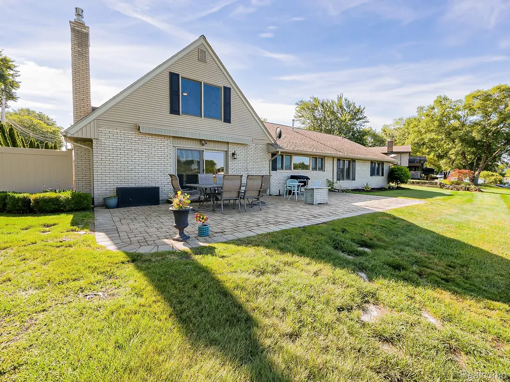 4977 Wavewood Drive Commerce Charter Township, MI 48382