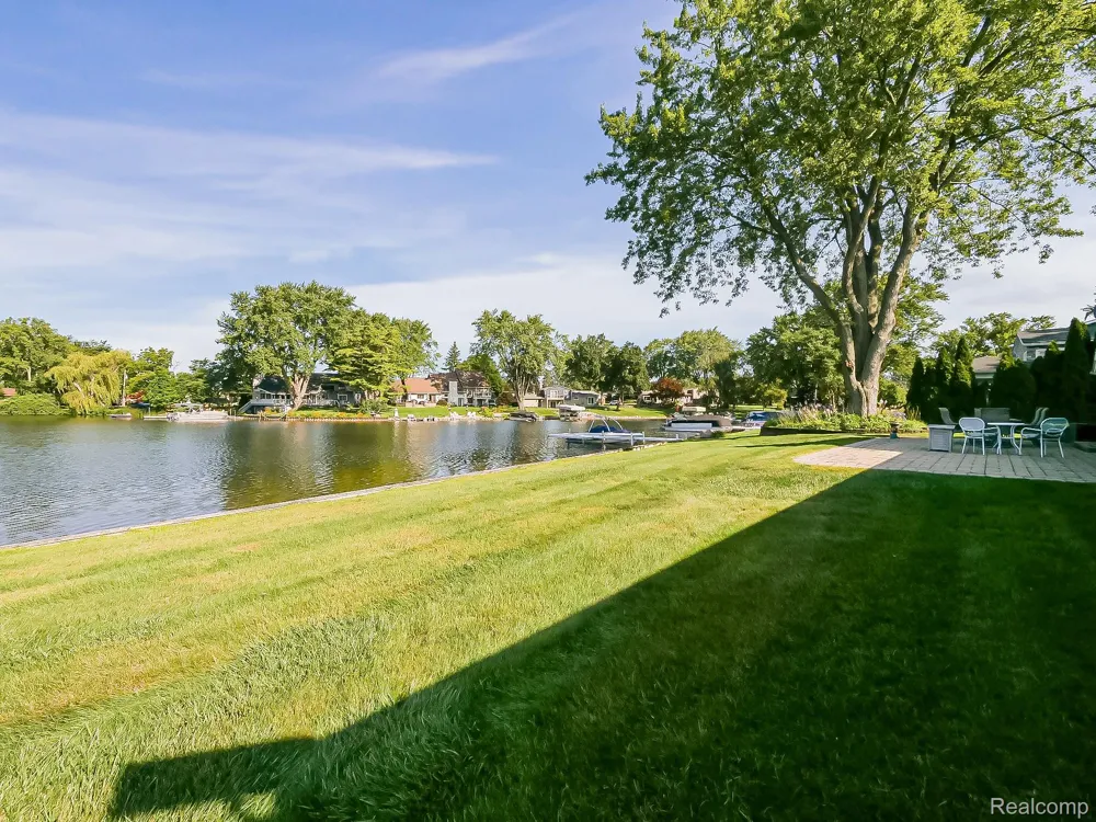 4977 Wavewood Drive Commerce Charter Township, MI 48382