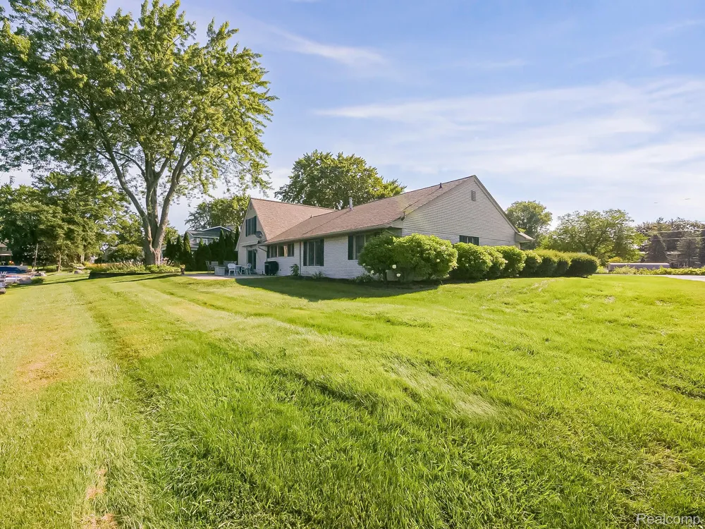 4977 Wavewood Drive Commerce Charter Township, MI 48382