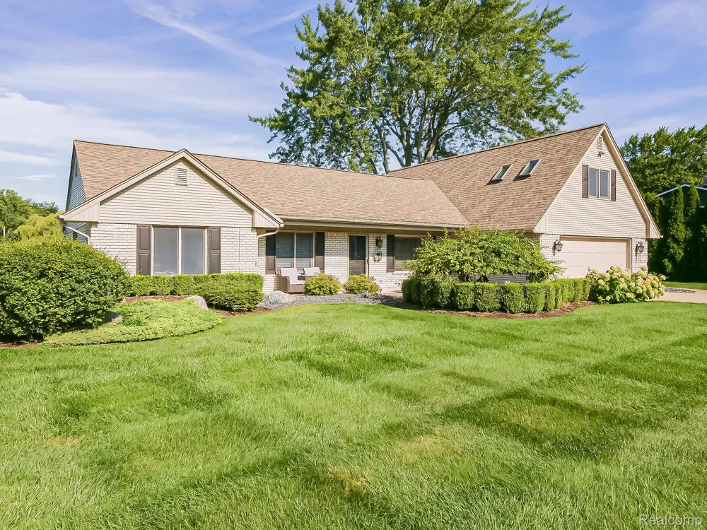 4977 Wavewood Drive Commerce Charter Township, MI 48382