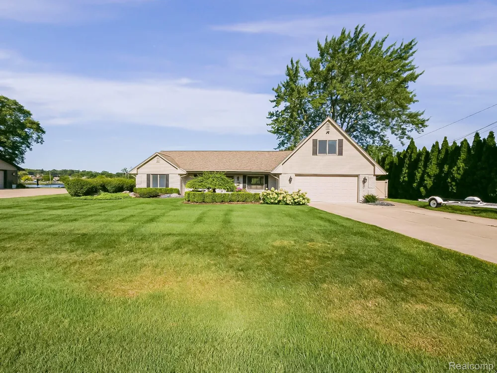 4977 Wavewood Drive Commerce Charter Township, MI 48382