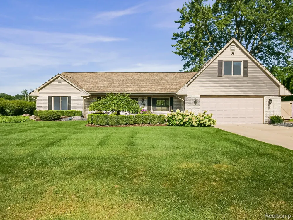 4977 Wavewood Drive Commerce Charter Township, MI 48382