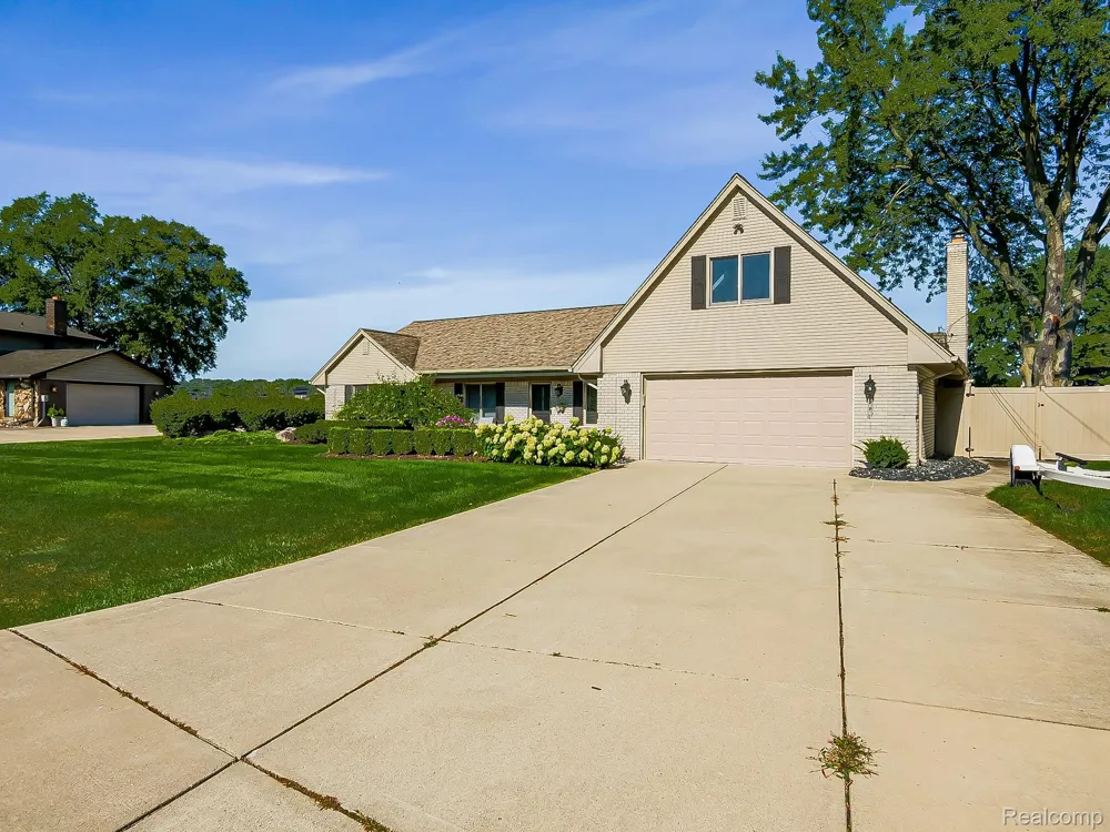 4977 Wavewood Drive Commerce Charter Township, MI 48382