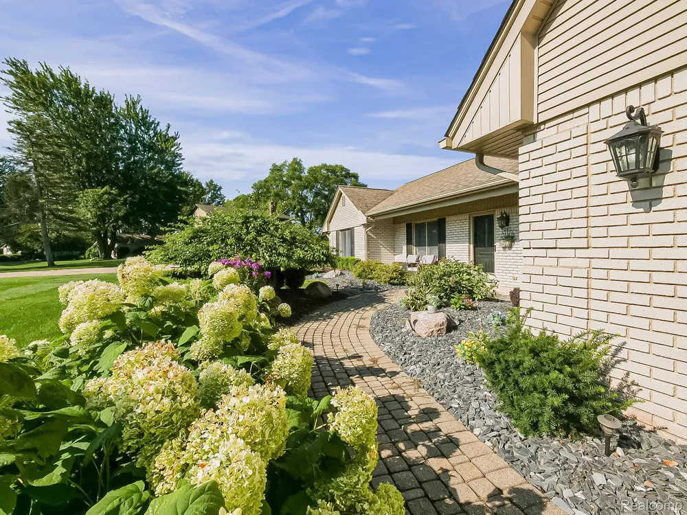 4977 Wavewood Drive Commerce Charter Township, MI 48382