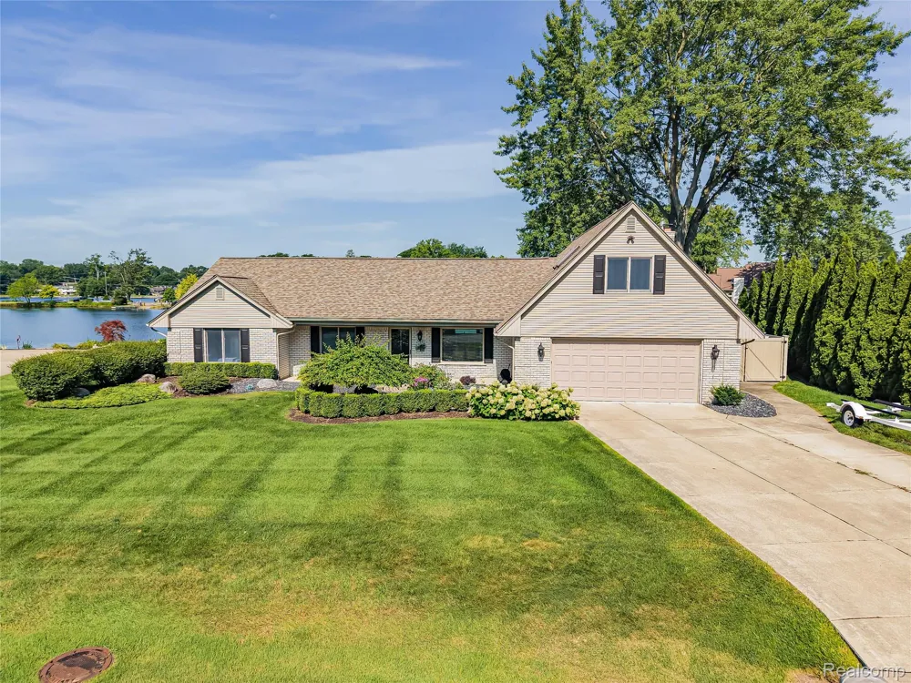 4977 Wavewood Drive Commerce Charter Township, MI 48382